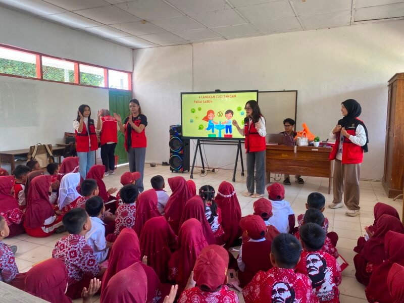 Mahasiswa KKN Profesi Kesehatan Gelombang 69 Universitas Hasanuddin melaksanakan program kerja CERIA melalui kegiatan edukasi  PHBS serta praktik enam langkah cuci tangan yang benar bersama siswa SD Negeri 6 Mojong, Desa Talawe, Kecamatan Watang Sidenreng, Kabupaten Sidenreng Rappang, pada Rabu (29/7/2026).
