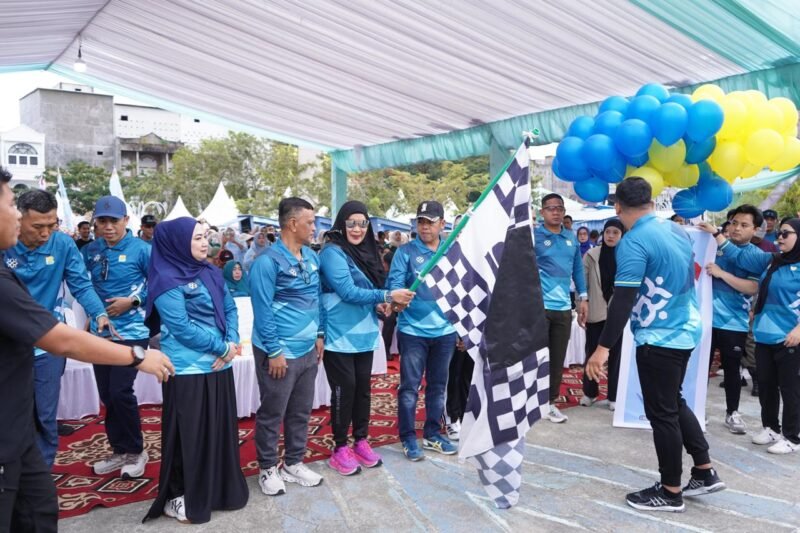 Bupati Wajo, Andi Rosman, didampingi Ketua Tim Penggerak PKK Kabupaten Wajo, Fatmawati Amin, secara resmi melepas peserta Jalan Sehat dalam rangka peringatan Hari Keluarga Nasional (HARGANAS) ke-33 Tingkat Provinsi Sulawesi Selatan di Ruang Terbuka Hijau (RTH) Callaccu, Sengkang, Rabu (29/7/2026)
