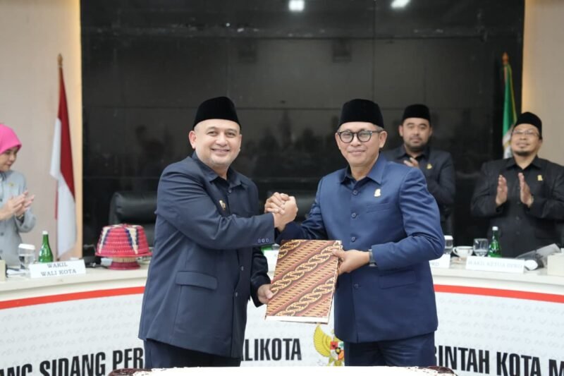 Penandatanganan naskah ranperda menjadi perda dilakukan oleh Wali Kota Makassar, Munafri Arifuddin, bersama Ketua DPRD Makassar Supratman, dalam Rapat Paripurna ke-10 Masa Persidangan Ketiga yang digelar secara hybrid di Aula Sipakallebbi Balai Kota Makassar, Rabu (29/7/2026)