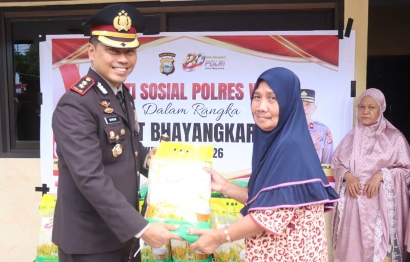 Polres Wajo menggelar bakti sosial dengan menyalurkan bantuan sembako kepada masyarakat kurang mampu di Mapolres Wajo, Kecamatan Tempe, Rabu (1/7/2026)
