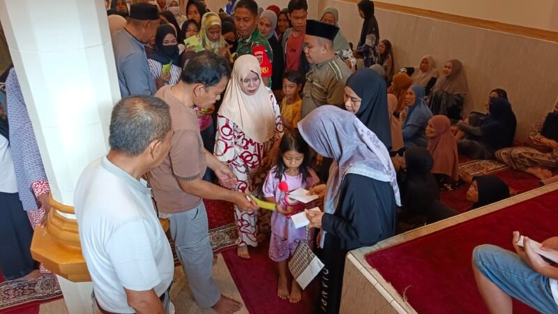 Pengurus Masjid At-taubah Pasar Sentral Sengkang kembali menunjukkan komitmen nyatanya dalam aksi kemanusiaan. Sebanyak 700 anak yatim dan kaum dhuafa di Bumi Lamaddukelleng menerima penyaluran santunan bulanan rutin pada Selasa (7/7/2026)