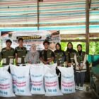 Tim Mannennungeng dan PPMU-PPUPIK Unhas Bekali Peternak Bone Keterampilan Produksi Pakan Fungsional Berbasis Fitobiotik