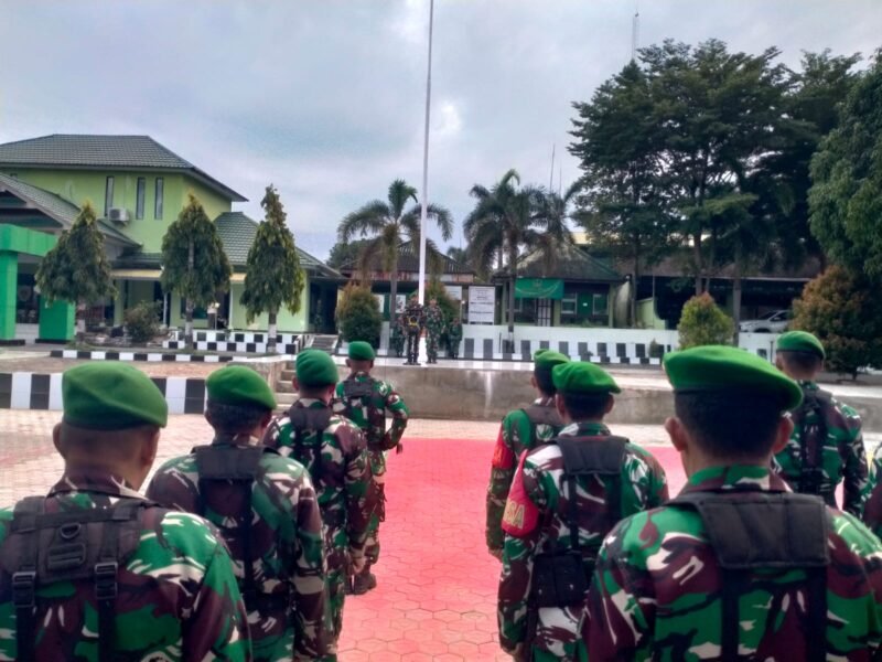 Kodim 1406/Wajo kembali menggelar Upacara Bendera rutin hari Senin sebagai wujud pembinaan tradisi keprajuritan sekaligus memperkuat disiplin, loyalitas, dan semangat pengabdian kepada bangsa dan negara. Kegiatan tersebut berlangsung di Lapangan Makodim 1406/Wajo, Jalan Kejaksaan No. 55, Kelurahan Bulupabbulu, Kecamatan Tempe, Kabupaten Wajo, Senin (6/7/2026)