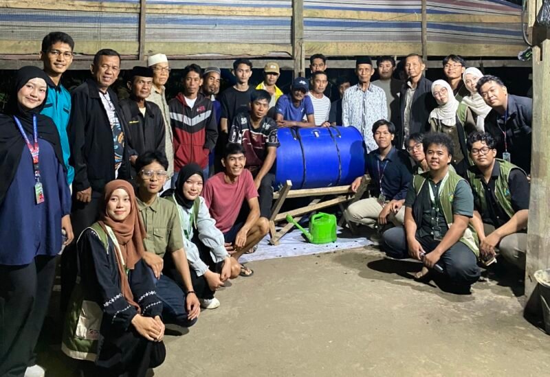 Komitmen mendorong pertanian berkelanjutan terus diwujudkan Tim PPK Ormawa UKM KPI Universitas Hasanuddin melalui pelaksanaan pelatihan Pabbura Mannennungeng yang berlangsung di Aula P4S Lamellong, Desa Kajaolaliddong, Selasa (7/7/2026)