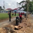 Koramil 1406-05/Majauleng melaksanakan kegiatan Karya Bhakti berupa pembersihan saluran drainase bersama para siswa di Desa Rumpia, Kecamatan Majauleng, Kabupaten Wajo, Senin (3/8/2026)