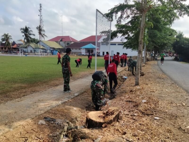 Koramil 1406-05/Majauleng melaksanakan kegiatan Karya Bhakti berupa pembersihan saluran drainase bersama para siswa di Desa Rumpia, Kecamatan Majauleng, Kabupaten Wajo, Senin (3/8/2026)