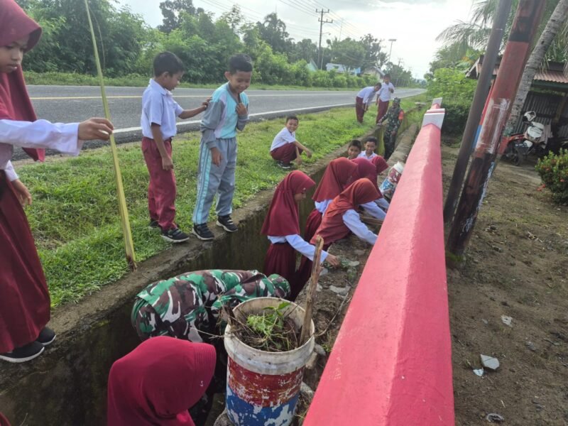 Koramil 1406-06/Pammana kembali menunjukkan kepeduliannya terhadap kebersihan lingkungan melalui kegiatan Karya Bhakti bersama siswa SD 224 Patila di Desa Patila, Kecamatan Pammana, Kabupaten Wajo, Selasa (4/8/2026)