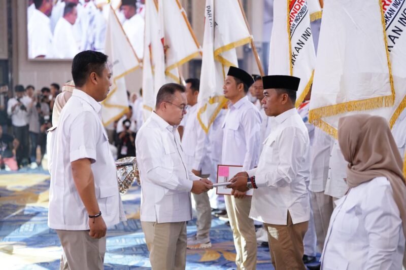 Bupati Wajo Andi Rosman resmi sebagai ketua DPC Partai Gerindra Kabupaten Wajo melalui Rapat Koordinasi Daerah (Rakorda) DPD Gerindra Sulsel di Upperhills, Jalan Metro Tanjung Bunga, Kecamatan Mariso, Kota Makassar, Selasa (4/8/2026) siang. Andi Rosman dikukuhkan oleh Harian DPP Partai Gerindra, Sufmi Dasco Ahmad