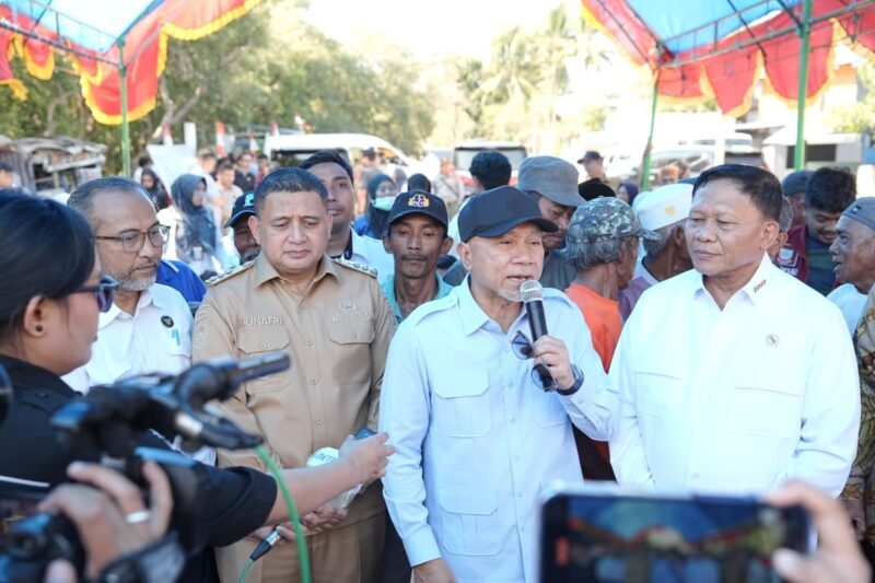 Wali Kota Makassar, Munafri Arifuddin, mendampingi Menteri Koordinator Bidang Pangan, Zulkifli Hasan, meninjau pembangunan Kampung Nelayan Merah Putih (KNMP) di Kelurahan Untia, Selasa (4/8/2026)