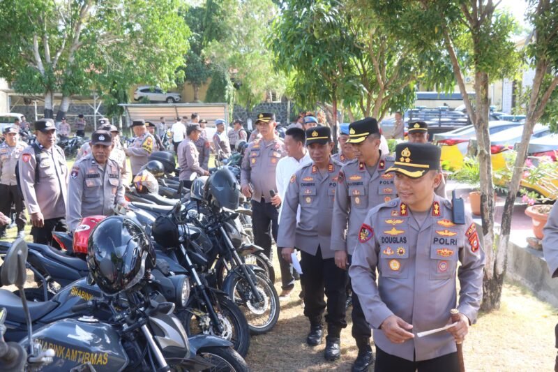 Kapolres Wajo AKBP Douglas Mahendrajaya melakukan pengecekan dan pemeriksaan kendaraan dinas serta senjata api (senpi) dan amunisinya di halaman Mapolres Wajo, Rabu (5/8/2026)