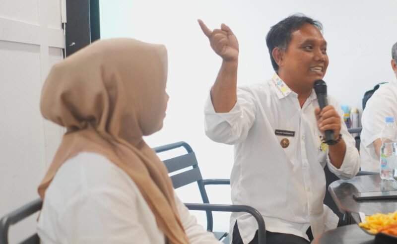 Lurah Baru, Fajar Harianto menjadi narasumber dalam kegiatan Coffee Morning yang digelar Dinas Komunikasi dan Informatika (Kominfo) Kota Makassar di Kafe Nordu, Jalan Emmy Saelan, Rabu (5/8/2026)