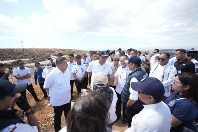Menteri Lingkungan Hidup (LH)/Kepala Badan Pengendalian Lingkungan Hidup (KBPLH), Moh. Jumhur Hidayat bersama Wali Kota Makassar, Munafri Arifuddin meninjau langsung progres pembenahan TPA Tamangapa, Rabu (5/8/2026)