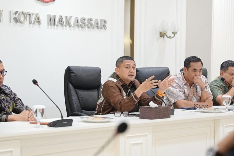 Wali Kota Makassar, Munafri Arifuddin menerima perwakilan masyarakat Tamalanrea bersama perwakilan PT Sarana Utama Synergy (PT SUS), dan hadir perwakilan Kementerian LH RI, di Balai Kota Makassar, Kamis (6/8/2026)
