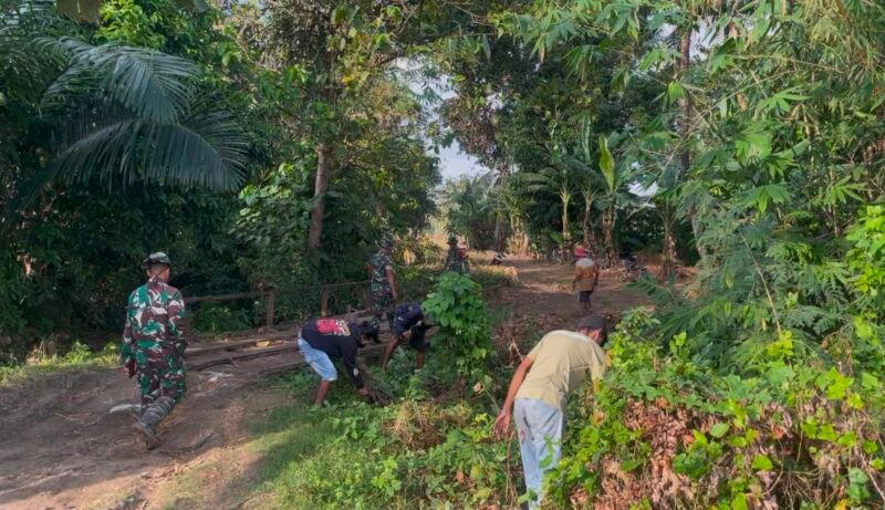 Personel Koramil 1406-08/Sabbangparu yang dipimpin oleh Serma Zulkifli menggelar kegiatan Karya Bhakti bersama masyarakat di Kelurahan Sompe, Kecamatan Sabbangparu, Kabupaten Wajo, Kamis (6/8/2026)