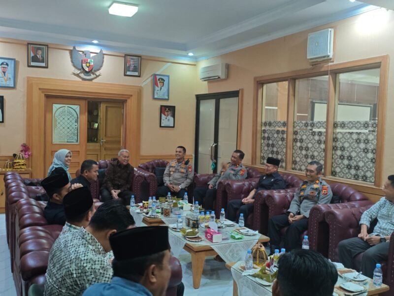 Suasana hangat dan penuh kekeluargaan mewarnai ruang kerja Ketua DPRD Kabupaten Wajo saat menerima kunjungan silaturahmi Kapolres Wajo yang baru, AKBP Douglas Mahendrajaya, Kamis (6/8/2026)
