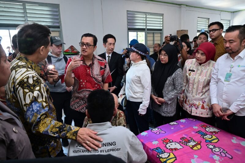 Kadinkes Makassar, dr. Nursaidah Sirajuddin bersama Wakil Wali Kota Makassar, Aliyah Mustika Ilham dampingi Menteri Kesehatan RI Tinjau Kompleks Kusta Jongaya di Kompleks Jongaya RW 04, Kelurahan Balang Baru, Sabtu (11/7/2026)