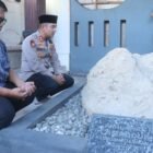 Mengawali tugas sebagai Kapolres Wajo, AKBP Douglas Mahendrajaya menunjukkan penghormatan terhadap sejarah dan budaya lokal dengan berziarah ke makam Pahlawan Nasional La Maddukkelleng dan makam Sultan Aji Moch. Idris di Jalan Andi Pettarani, Sengkang, Kamis (6/8/2026)
