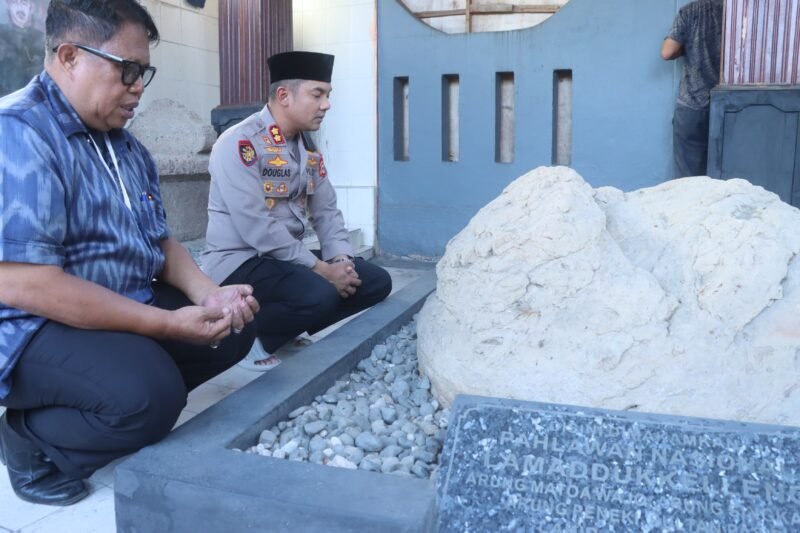 Mengawali tugas sebagai Kapolres Wajo, AKBP Douglas Mahendrajaya menunjukkan penghormatan terhadap sejarah dan budaya lokal dengan berziarah ke makam Pahlawan Nasional La Maddukkelleng dan makam Sultan Aji Moch. Idris di Jalan Andi Pettarani, Sengkang, Kamis (6/8/2026)
