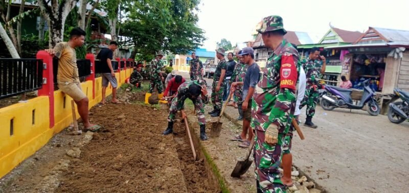Personel Koramil 1406-09/Sajoanging yang dipimpin oleh Serka Salahuddin menggelar kegiatan Karya Bhakti pembersihan parit dan saluran air bersama masyarakat di Dusun Cinaga, Desa Sakkoli, Kecamatan Sajoanging, Kabupaten Wajo, Jumat (7/8/2026)