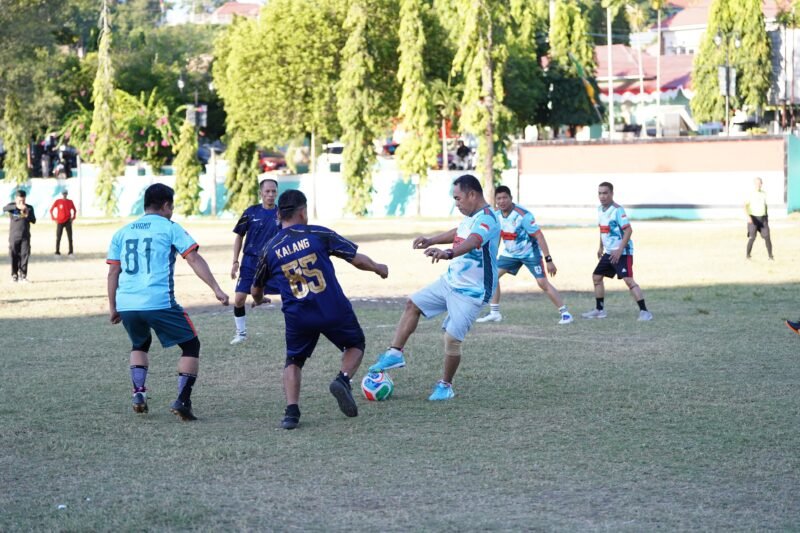 Pertandingan Sepak Bola Mini antar instansi di lingkup Pemerintah Kabupaten (Pemkab) Wajo, Forkopimda, Anggota DPRD, serta Organisasi Perangkat Daerah (OPD) berlangsung meriah di Lapangan Merdeka Sengkang, Sabtu (8/8/2026)
