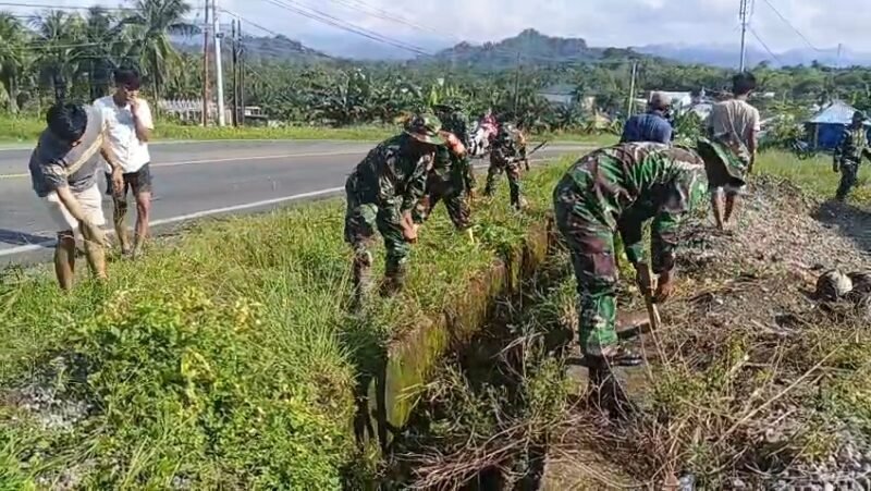Personel Koramil 1406-10/Pitumpanua yang dipimpin oleh Sertu Nanang Subroto menggelar kegiatan Karya Bhakti bersama masyarakat di Desa Bau-Bau, Kecamatan Pitumpanua, Kabupaten Wajo, Senin (10/8/2026)