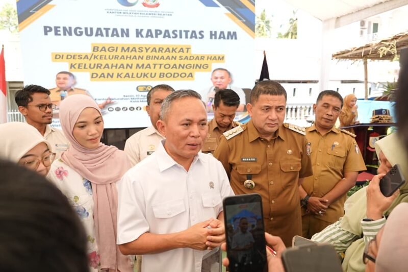 Wali Kota Makassar, Munafri Arifuddin mendampingi Wamen HAM, Mugiyanto menghadiri kegiatan penguatan kapasitas HAM bagi masyarakat di desa/kelurahan binaan sadar HAM, di Kelurahan Mattoanging, Kecamatan Mariso, Kota Makassar, Senin (10/8/2026)