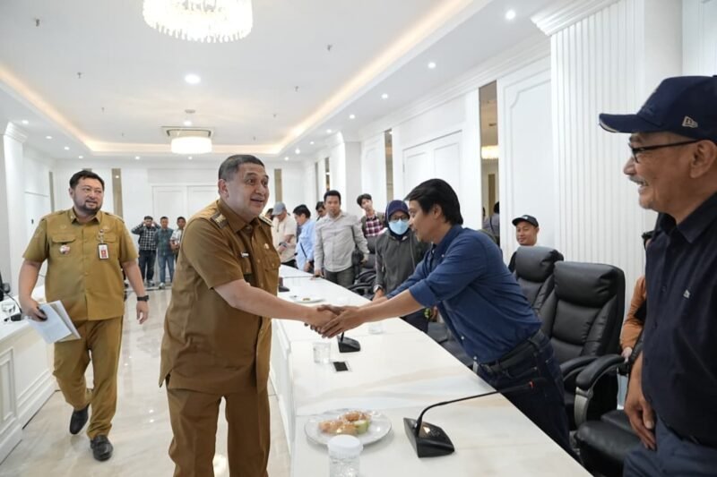 Rapat Koordinasi bersama Badan Pendapatan Daerah (Bapenda) Kota Makassar dan para pengusaha reklame di Kantor Balai Kota Makassar, Senin (10/8/2026)