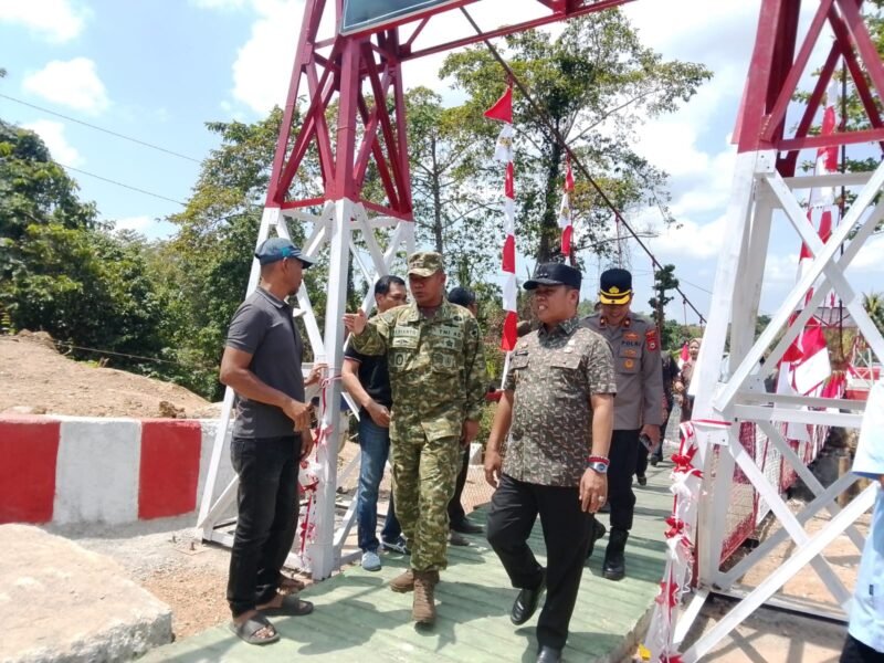 Bupati Wajo H. Andi Rosman bersama Dandim 1406/Wajo Letkol Inf. Harianto meresmikan Jembatan Garuda Merah Putih pada Kamis (13/8/2026)