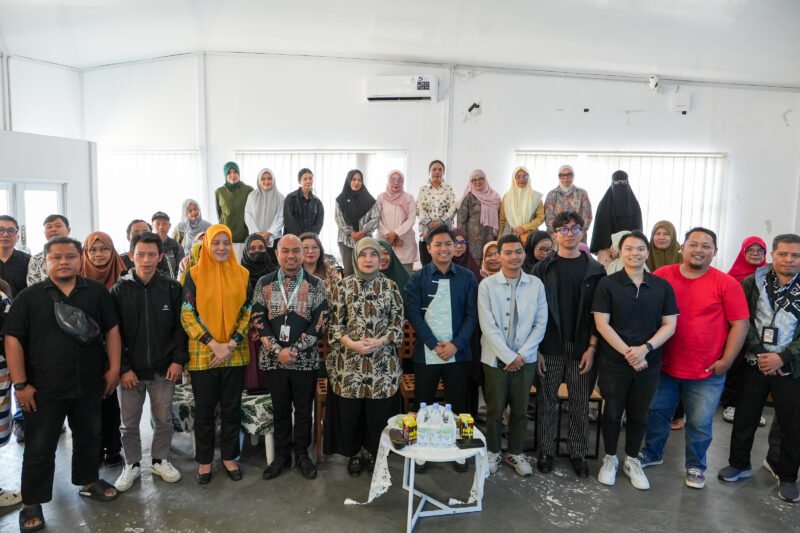 Wakil Wali Kota Makassar, Aliyah Mustika Ilham, membuka secara resmi kegiatan Create Smarter with AI Batch III yang mengusung tema “Merdeka Digital, Bangun Brand Profile & Website UMKM-Mu Sendiri”, di Amphitheater Makassar Creative Hub (MCH) Losari, Jalan Penghibur, Makassar, Kamis (13/8/2026)