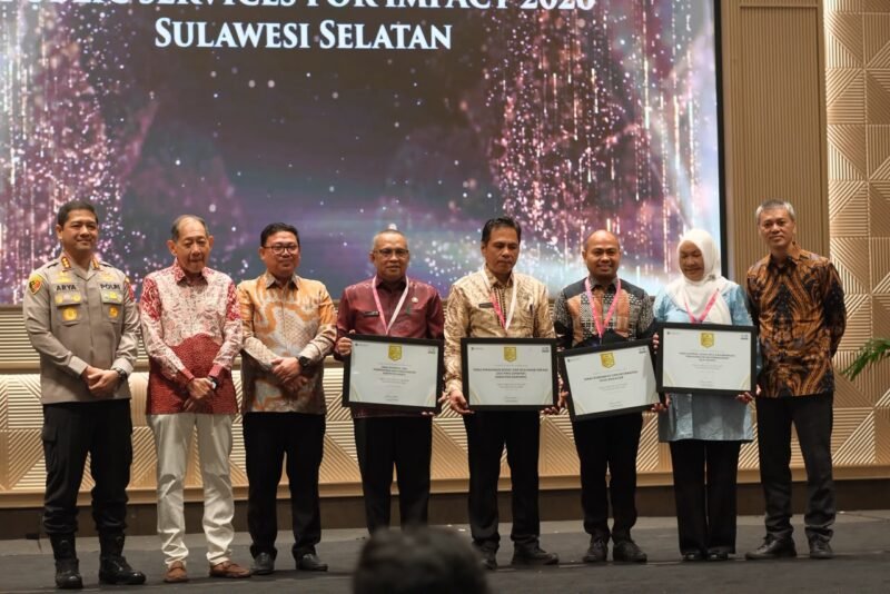 Dinas Komunikasi dan Informatika (Diskominfo) Kota Makassar meraih penghargaan Public Service of the Year Sulawesi Selatan 2026 dalam ajang Indonesia Marketing Festival (IMF) 2026 yang digelar oleh MarkPlus di Claro Hotel Makassar, Kamis (13/8/2026)