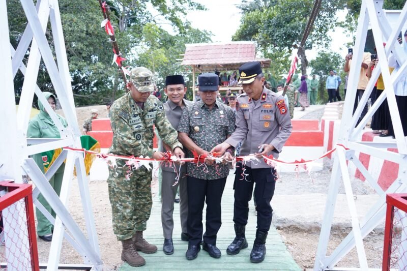 Bupati Wajo Andi Rosman meresmikan penggunaan Jembatan Gantung di Kelurahan Anabanua, Kecamatan Maniangpajo, Kabupaten Wajo, Kamis (13/8/2026)