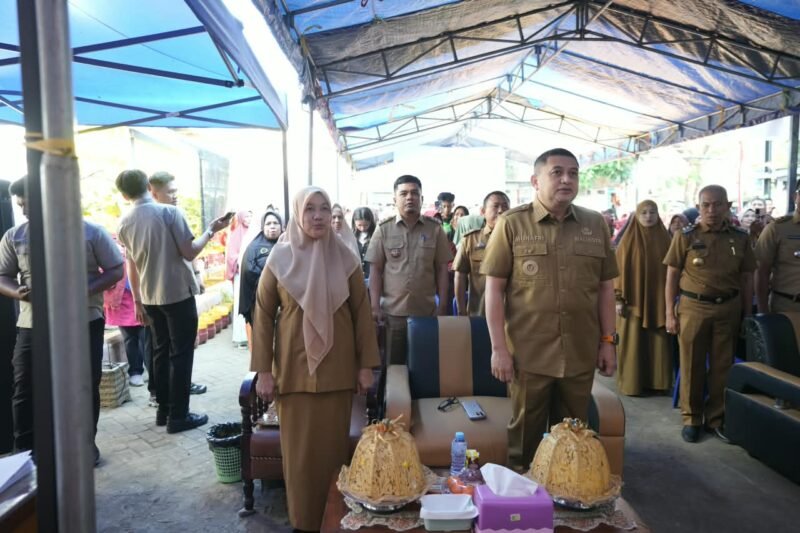 Kepala Dinas Kesehatan Kota Makassar, dr. Nursaidah Sirajuddin, M.Kes mendampingi Wali Kota Makassar, Munafri Arifuddin melaunching Gerakan Serentak Tracing TBC di Kantor Kelurahan Antang, Selasa (11/8/2026)