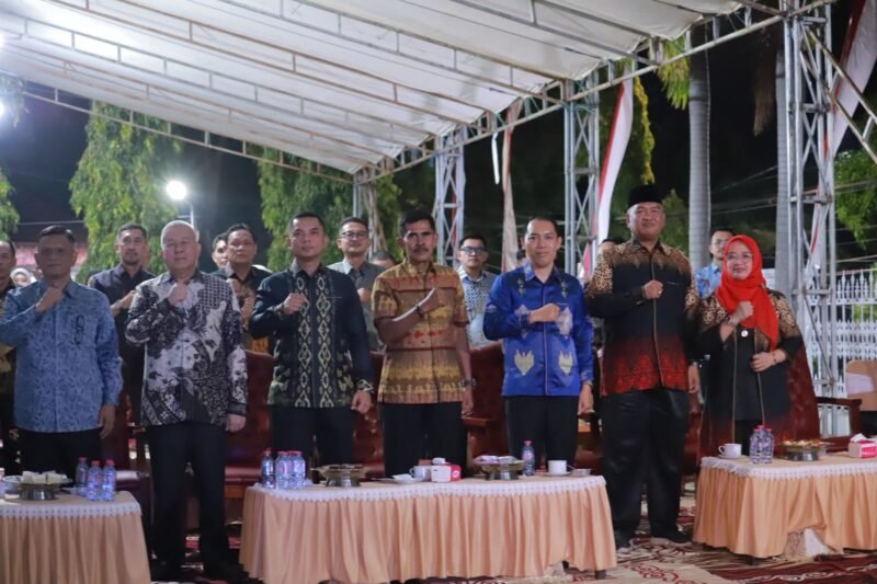 Mewakili Komandan Kodim (Dandim) 1406/Wajo, Kepala Staf Kodim (Kasdim) 1406/Wajo Mayor Inf Askar menghadiri acara lepas sambut Kepala Kejaksaan Negeri (Kajari) Wajo pada Jumat (14/8/2026) malam