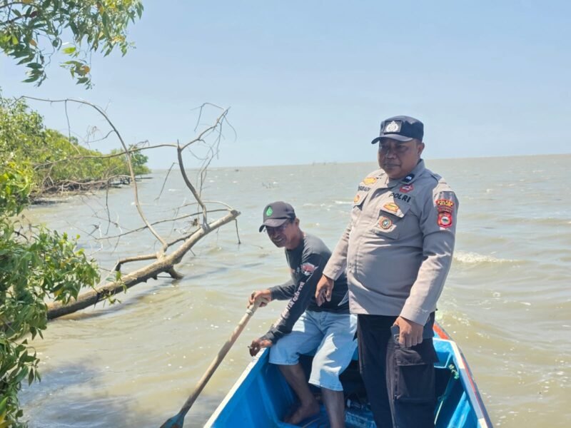 Personel Polsek Sajoanging melakukan pemantauan kondisi air laut di wilayah pesisir Kabupaten Wajo, Sulawesi Selatan, sebagai langkah antisipasi dampak gempa bumi yang terjadi di wilayah Nusa Tenggara Timur (NTT), Sabtu, (15/08/2026) 