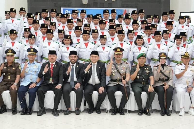 Wali Kota Makassar, Munafri Arifuddin secara resmi mengukuhkan 70 anggota Pasukan Pengibar Bendera Pusaka (Paskibraka) tingkat Kota Makassar Tahun 2026 di Baruga Anging Mammiri, Sabtu (15/8/2026)