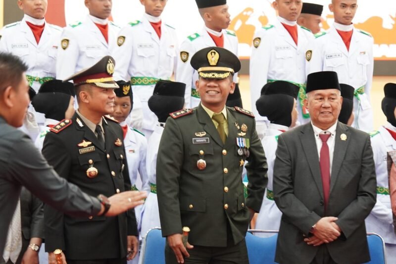 Komandan Kodim (Dandim) 1406/Wajo Letkol Inf Harianto, S.I.P., menghadiri Upacara Pengukuhan Pasukan Pengibar Bendera Pusaka (Paskibraka) tingkat Kabupaten Wajo pada Minggu (16/8/2026).