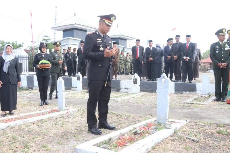 Menjelang peringatan Hari Ulang Tahun (HUT) ke-81 Kemerdekaan Republik Indonesia, jajaran Forum Koordinasi Pimpinan Daerah (Forkopimda) Kabupaten Wajo menggelar Ziarah Nasional di Taman Makam Pahlawan (TMP) Empagae, Desa Assorajang, Kecamatan Tanasitolo, Minggu (16/8/2026)