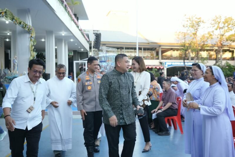 Wali Kota Makassar, Munafri Arifuddin alias Appi, menghadiri Perayaan Hari Raya Santa Perawan Maria Diangkat ke Surga Tahun 2026 yang digelar Keuskupa Agung Makassar di Kompleks Persekolahan Rajawali, Jalan Lamadukelleng Nomor 7, Makassar, Minggu (16/8/2026)