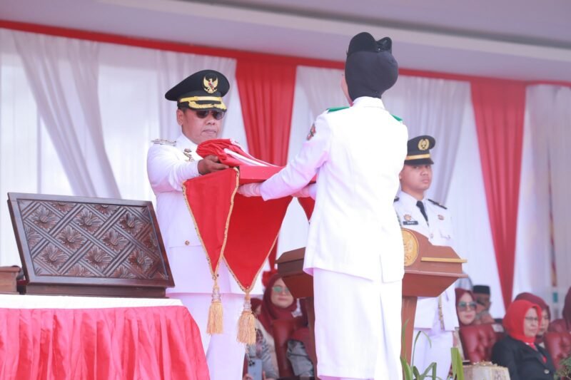 Bupati Wajo Andi Rosman bertindak sebagai Inspektur Upacara pada Peringatan Hari Ulang Tahun (HUT) ke-81 Kemerdekaan Republik Indonesia yang dipusatkan di Lapangan Merdeka Sengkang, Kabupaten Wajo, Sulawesi Selatan, pada Senin (17/8/2026)