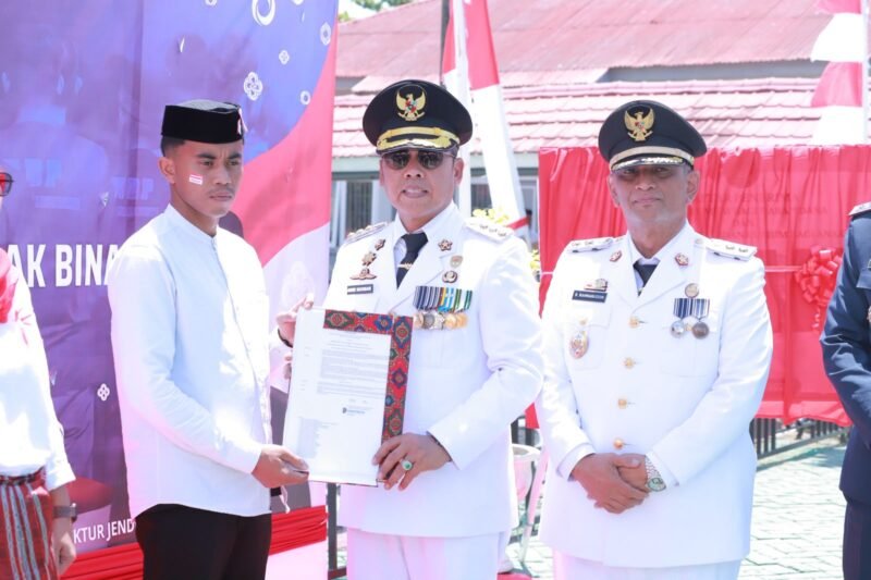 Bupati Wajo Andi Rosman menyerahkan Remisi Umum Kemerdekaan Republik Indonesia secara simbolis kepada perwakilan warga binaan Pemasyarakatan di Rutan Kelas IIB Sengkang, Kabupaten Wajo, Sulawesi Selatan, pada Senin (17/8/2026)