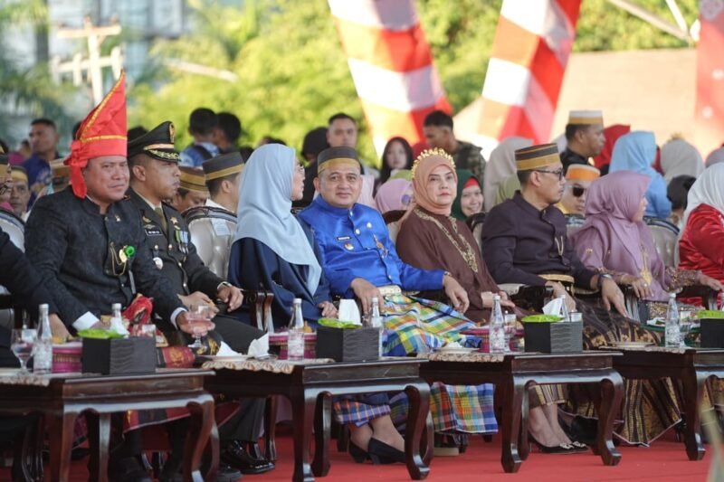Munafri - Aliyah menghadiri penurunan duplikat Bendera Merah Putih pada peringatan Hari Ulang Tahun (HUT) ke-81 Proklamasi Kemerdekaan Republik Indonesia (RI) tingkat Kota Makassar, di Lapangan Karebosi, Senin (17/8/2026) sore