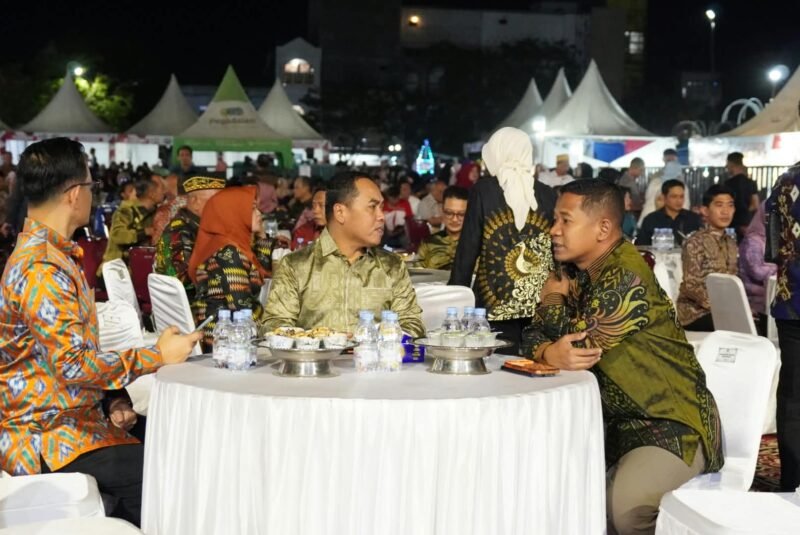 Peringatan Hari Ulang Tahun (HUT) ke-81 Kemerdekaan Republik Indonesia di Kabupaten Wajo berlangsung semarak. Salah satu rangkaian kegiatan ditandai dengan ramah tamah yang digelar di Ruang Terbuka Hijau (RTH) Jalan Andi Ninnong, Kelurahan Lapongkoda, Kecamatan Tempe, Senin (17/8/2026)