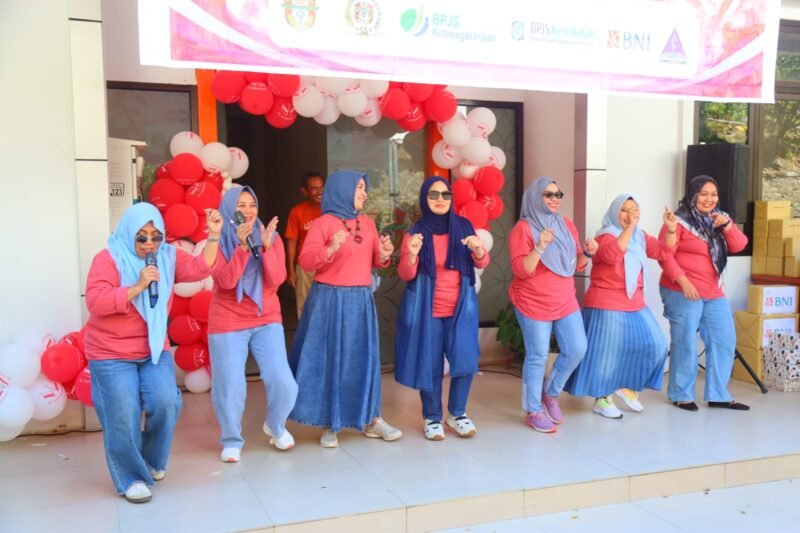 Dharma Wanita Persatuan (DWP) Unit Sekretariat DPRD Wajo bersama keluarga besar Sekretariat DPRD Wajo menggelar berbagai lomba dan bazar kuliner dalam rangka memeriahkan HUT ke-81 Kemerdekaan Republik Indonesia, Selasa (18/8/2026)