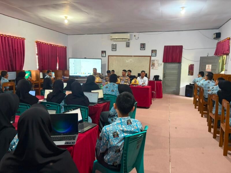 Polres Wajo melalui Bagian Sumber Daya Manusia (SDM) menggelar kegiatan edukasi dan sosialisasi pemahaman Artificial Intelligence (AI) bagi para pelajar SMA Negeri 7 Wajo, Rabu (19/8/2026)