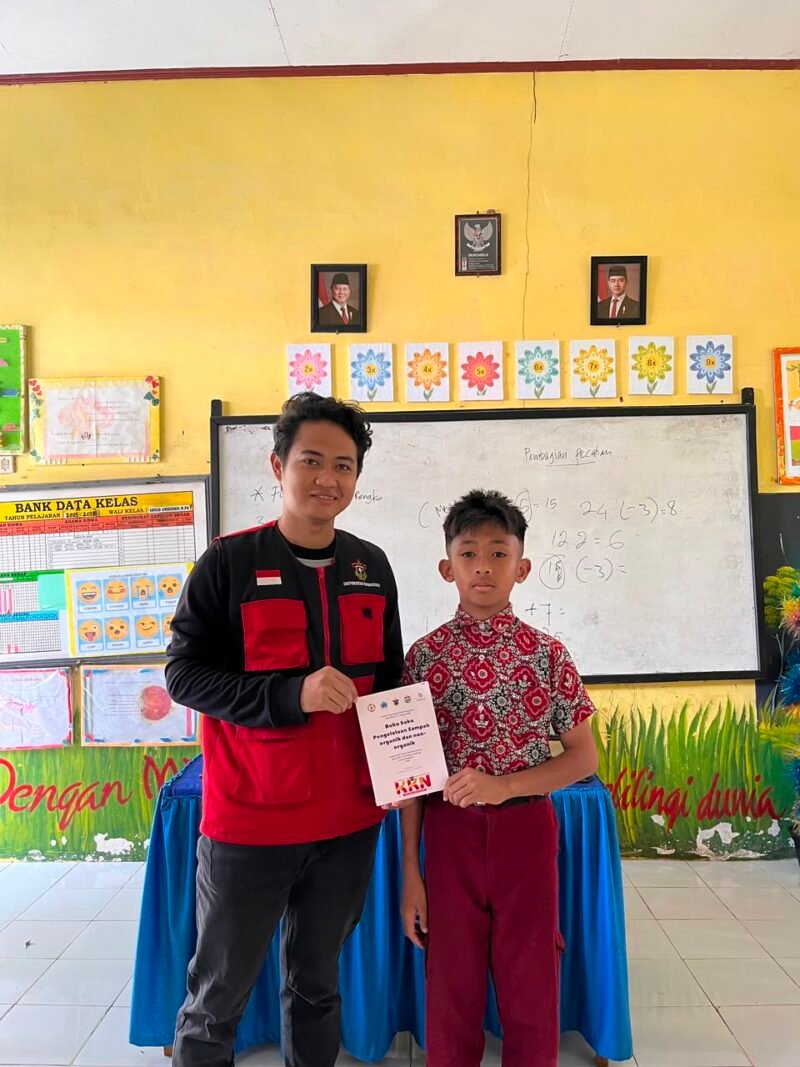 Sebagai upaya nyata meningkatkan kesadaran dan kepedulian terhadap kebersihan lingkungan sejak dini, mahasiswa Kuliah Kerja Nyata (KKN) Universitas Hasanuddin menggelar kegiatan edukasi lingkungan berbasis audio-visual