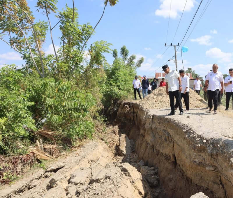 Bupati Wajo Andi Rosman turun langsung meninjau lokasi bencana tanah longsor di Desa Watampanua, Kecamatan Pammana, Kabupaten Wajo, Sulawesi Selatan, pada Rabu (19/8/2026)