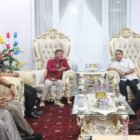 Bupati Wajo Andi Rosman didampingi Wakil Bupati dr. Baso Rahmanuddin menerima kunjungan kerja dan silaturahmi Panglima Komando Daerah Militer (Pangdam) XIV/Hasanuddin, Mayor Jenderal TNI Bangun Nawoko, di Rumah Jabatan Bupati Wajo, Jalan Veteran, Sengkang, pada Rabu (19/8/2026) malam