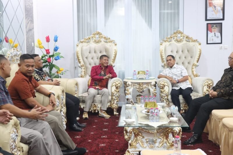 Bupati Wajo Andi Rosman didampingi Wakil Bupati dr. Baso Rahmanuddin menerima kunjungan kerja dan silaturahmi Panglima Komando Daerah Militer (Pangdam) XIV/Hasanuddin, Mayor Jenderal TNI Bangun Nawoko, di Rumah Jabatan Bupati Wajo, Jalan Veteran, Sengkang, pada Rabu (19/8/2026) malam