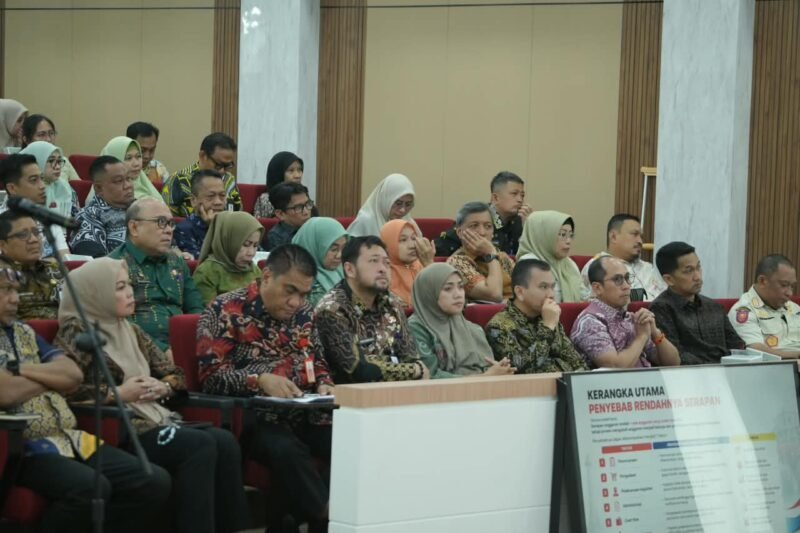 Kepala Dinas Kesehatan (Dinkes) Kota Makassar, dr. Nursaidah Sirajuddin, M.Kes., menghadiri Rapat Monitoring dan Evaluasi (Monev) pelaksanaan program dan kegiatan Pemerintah Kota Makassar di Balai Kota Makassar, Kamis (20/8/2026)