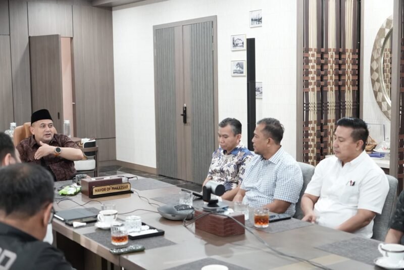 Wali Kota Makassar, Munafri Arifuddin mengikuti kick-off meeting secara daring bersama Direktur Utama PT Transportasi Jakarta (Transjakarta), Welfizon Yuza, Jumat (21/8/2026)